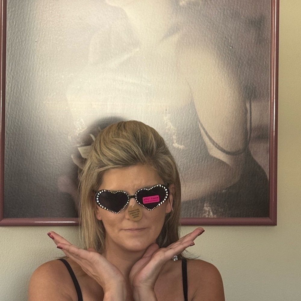 Adorable Betsey Johnson Heart Mirrored Sunglasses. NWT. 🥰